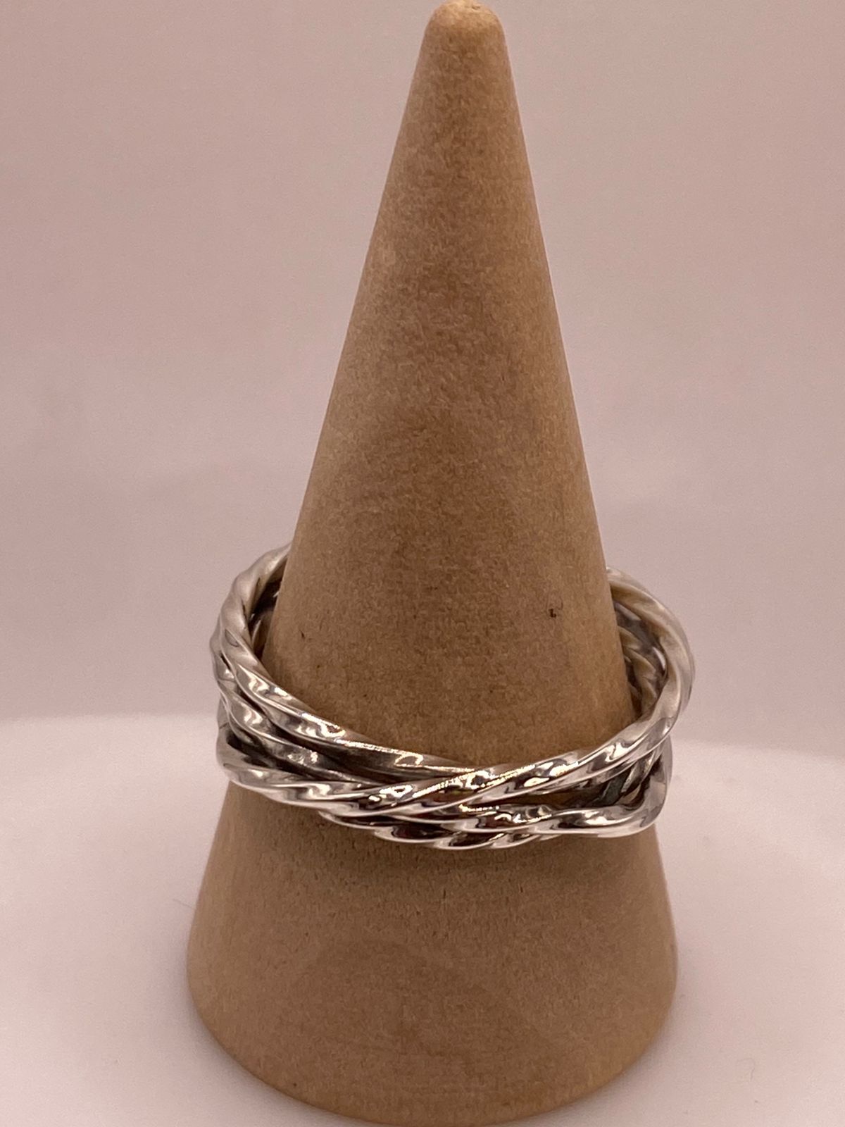 Anillo Entrelazado con Acabado Martillado en Plata .925 — vista lateral