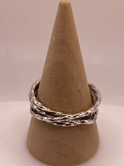 Anillo Entrelazado con Acabado Martillado en Plata .925, vista frontal