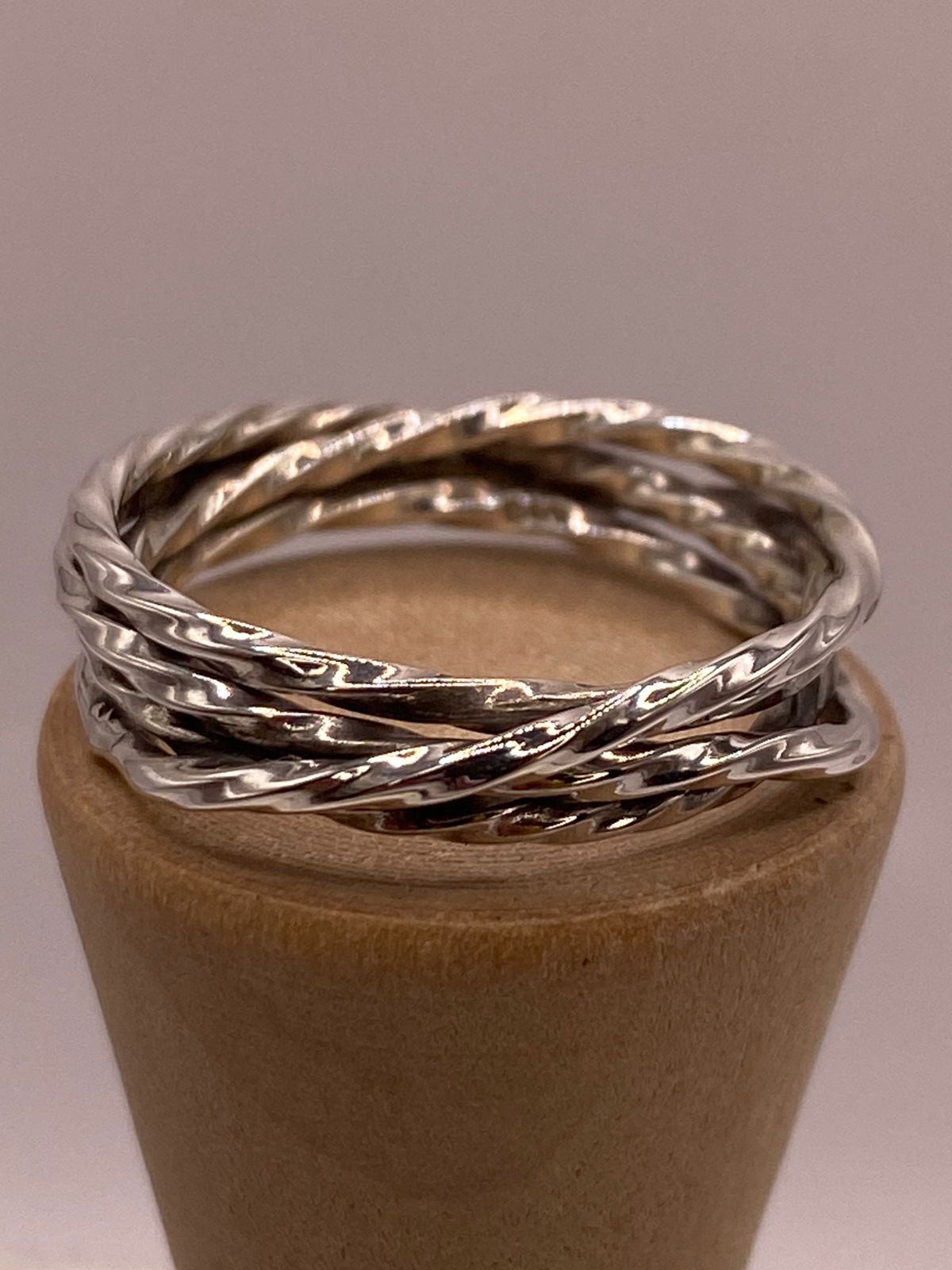Anillo Entrelazado con Acabado Martillado en Plata .925, vista lateral
