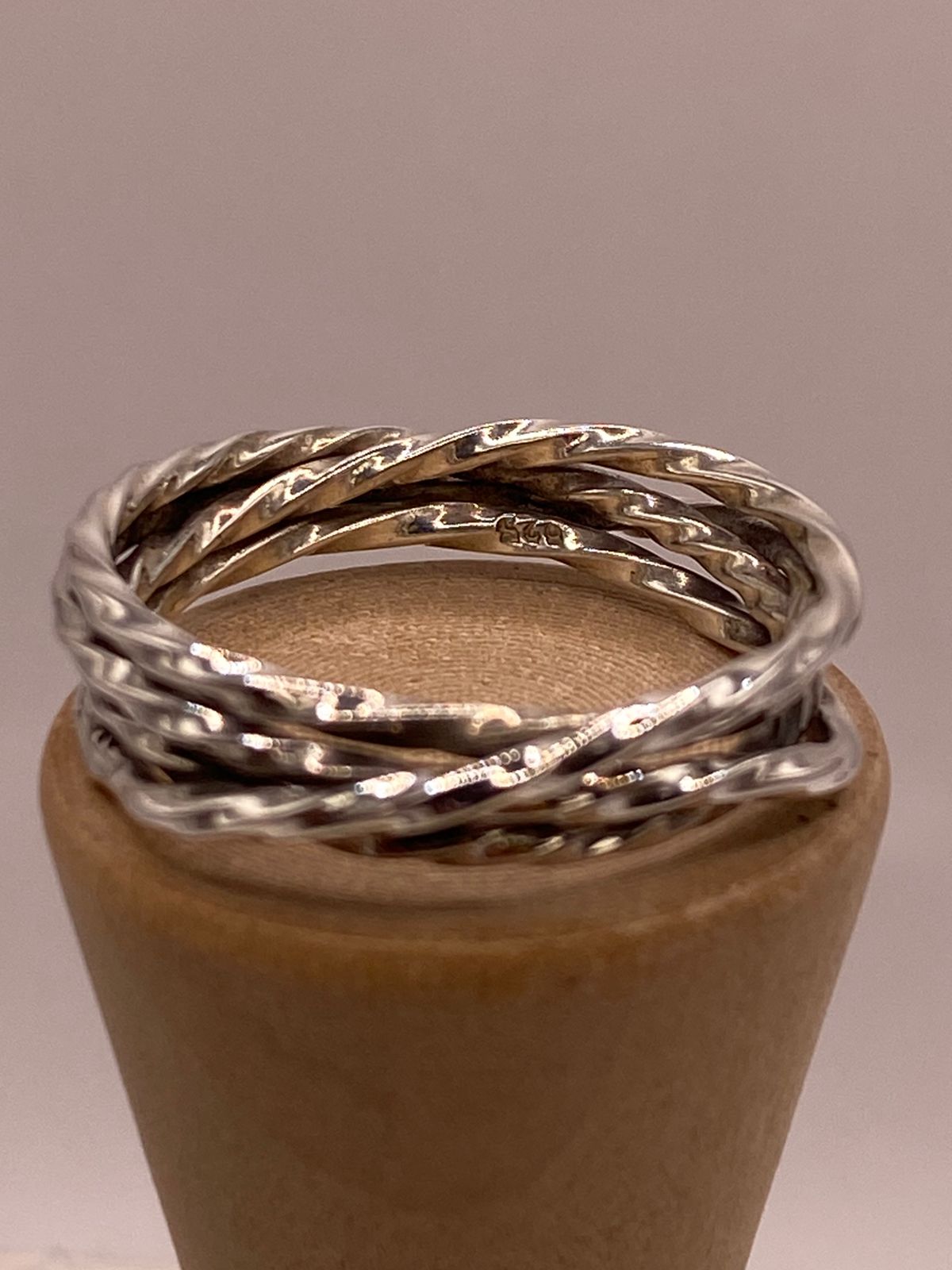 Anillo Entrelazado con Acabado Martillado en Plata .925, sello de autenticidad Plata Ley .925