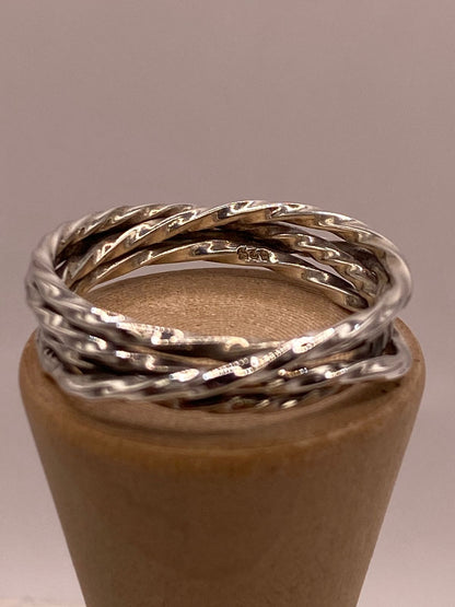Anillo Entrelazado con Acabado Martillado en Plata .925, sello de autenticidad Plata Ley .925