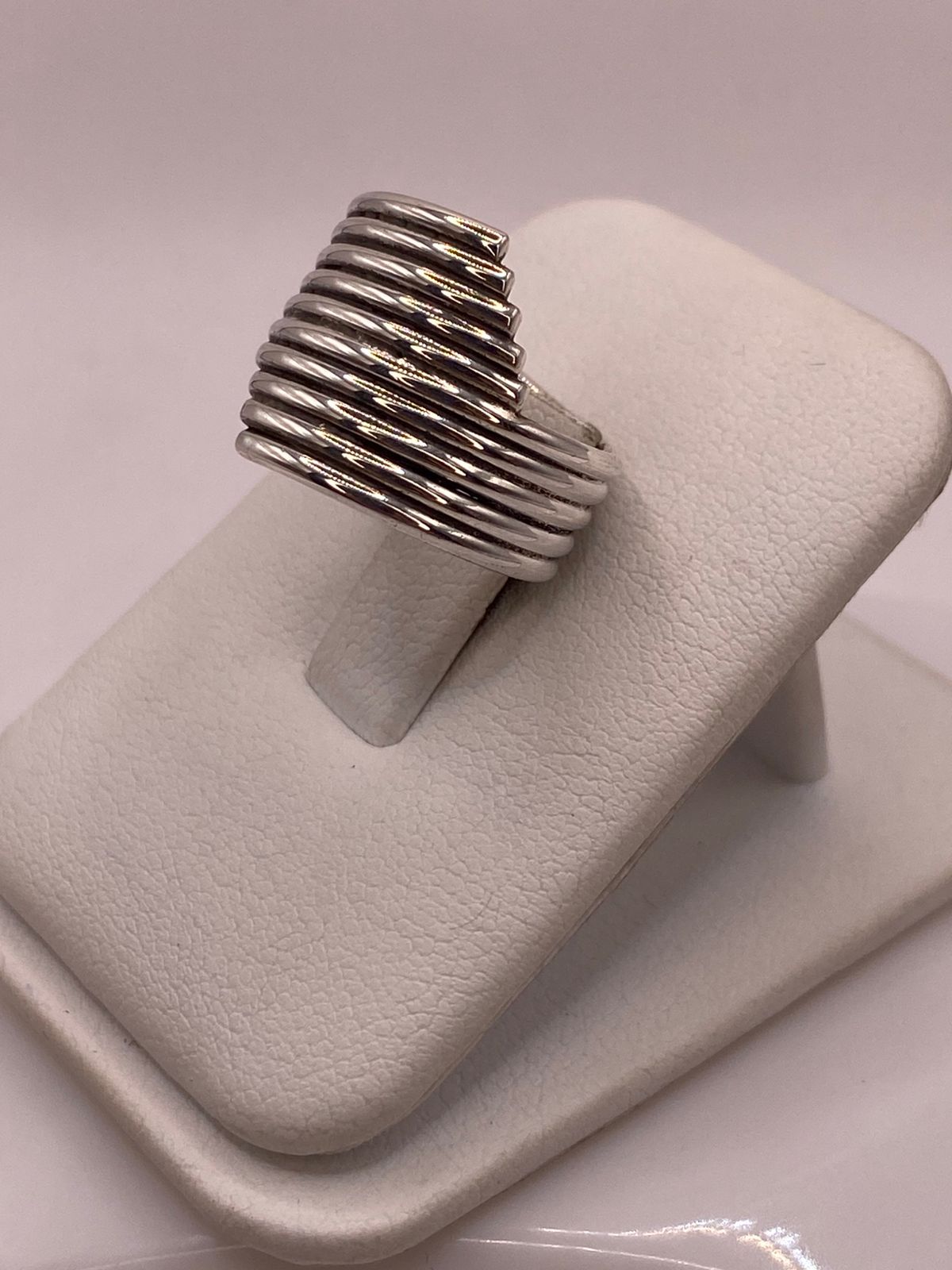 Anillo Envolvente de Barras Lisas en Plata .925, vista lateral