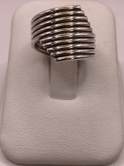 Anillo Envolvente de Barras Lisas en Plata .925 en báscula mostrando peso