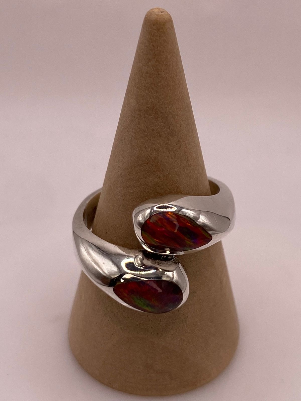 Anillo Envolvente con Ópalo de Fuego Multicolor en Plata .950, vista frontal