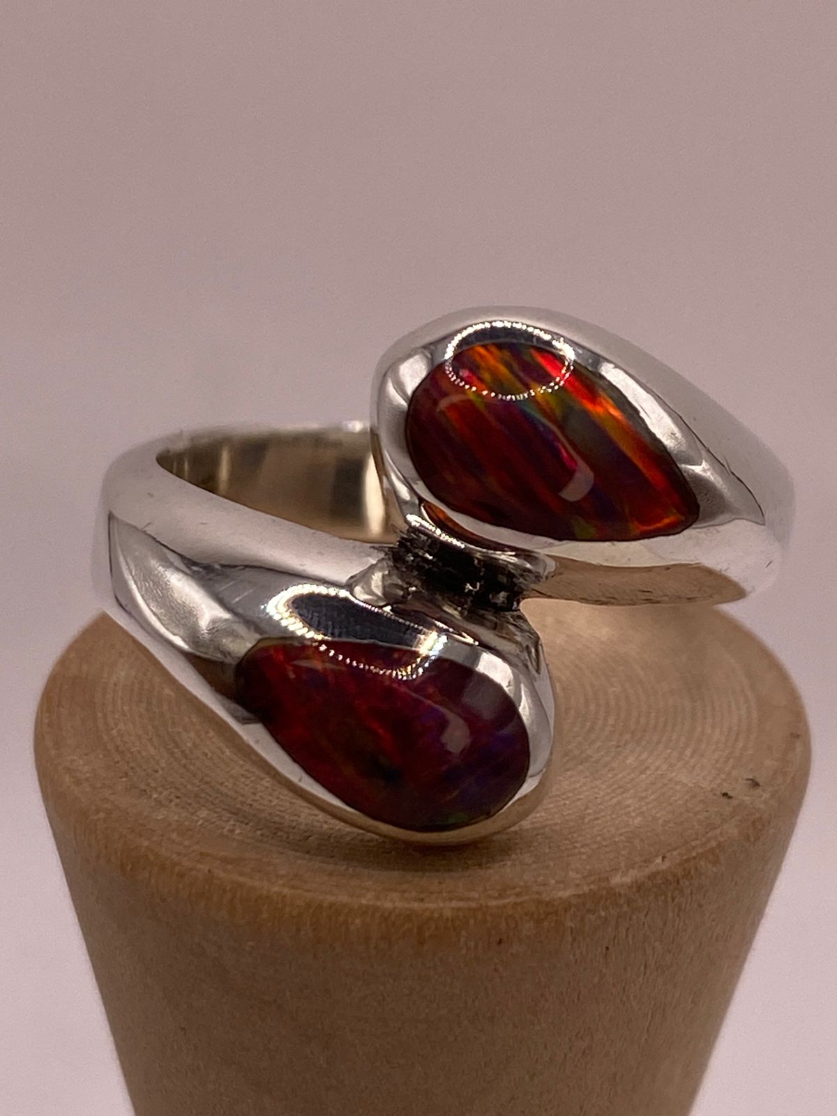 Anillo Envolvente con Ópalo de Fuego Multicolor en Plata .950, vista lateral