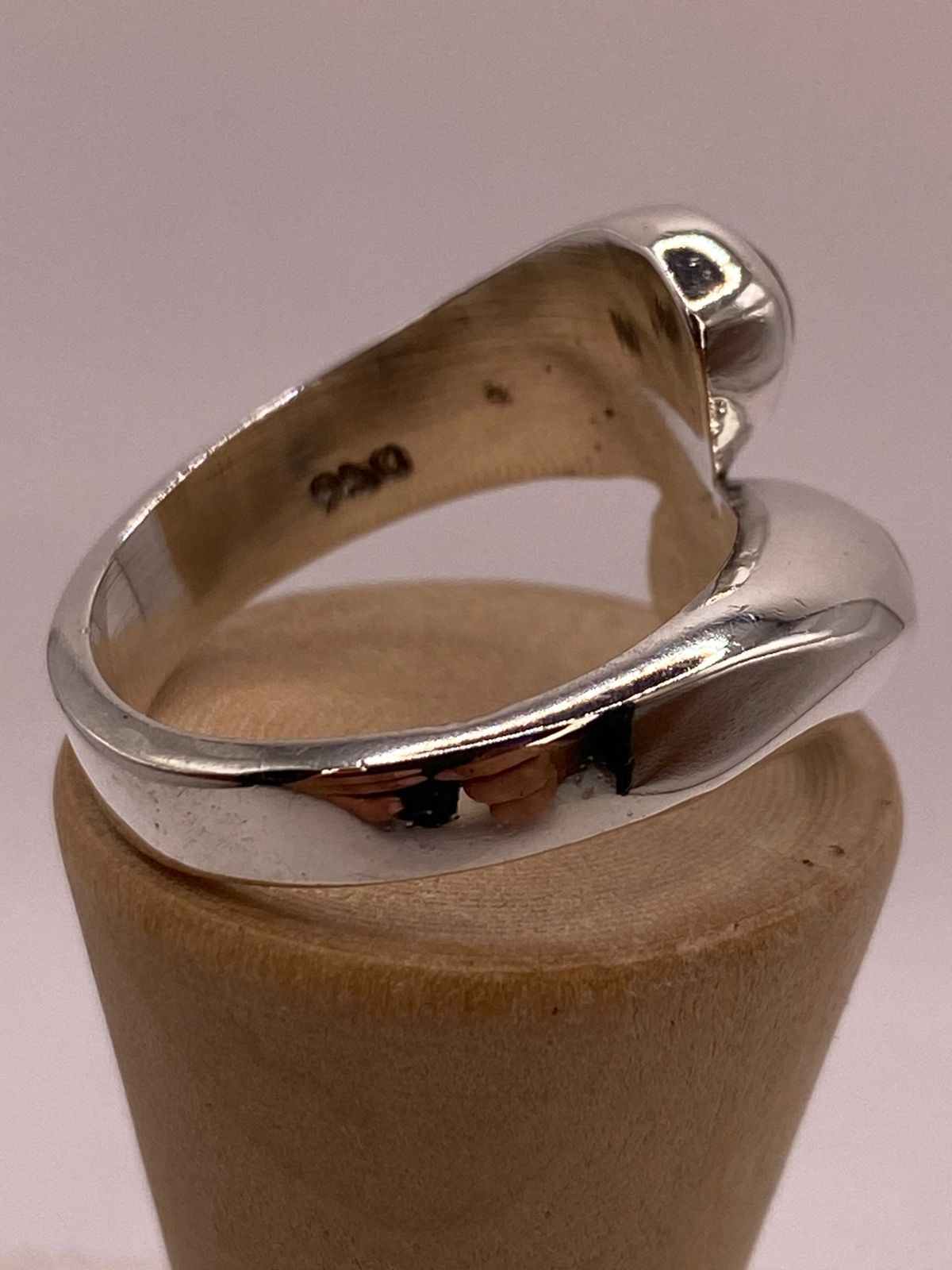 Anillo Envolvente con Ópalo de Fuego Multicolor en Plata .950, sello de autenticidad Plata Ley .925