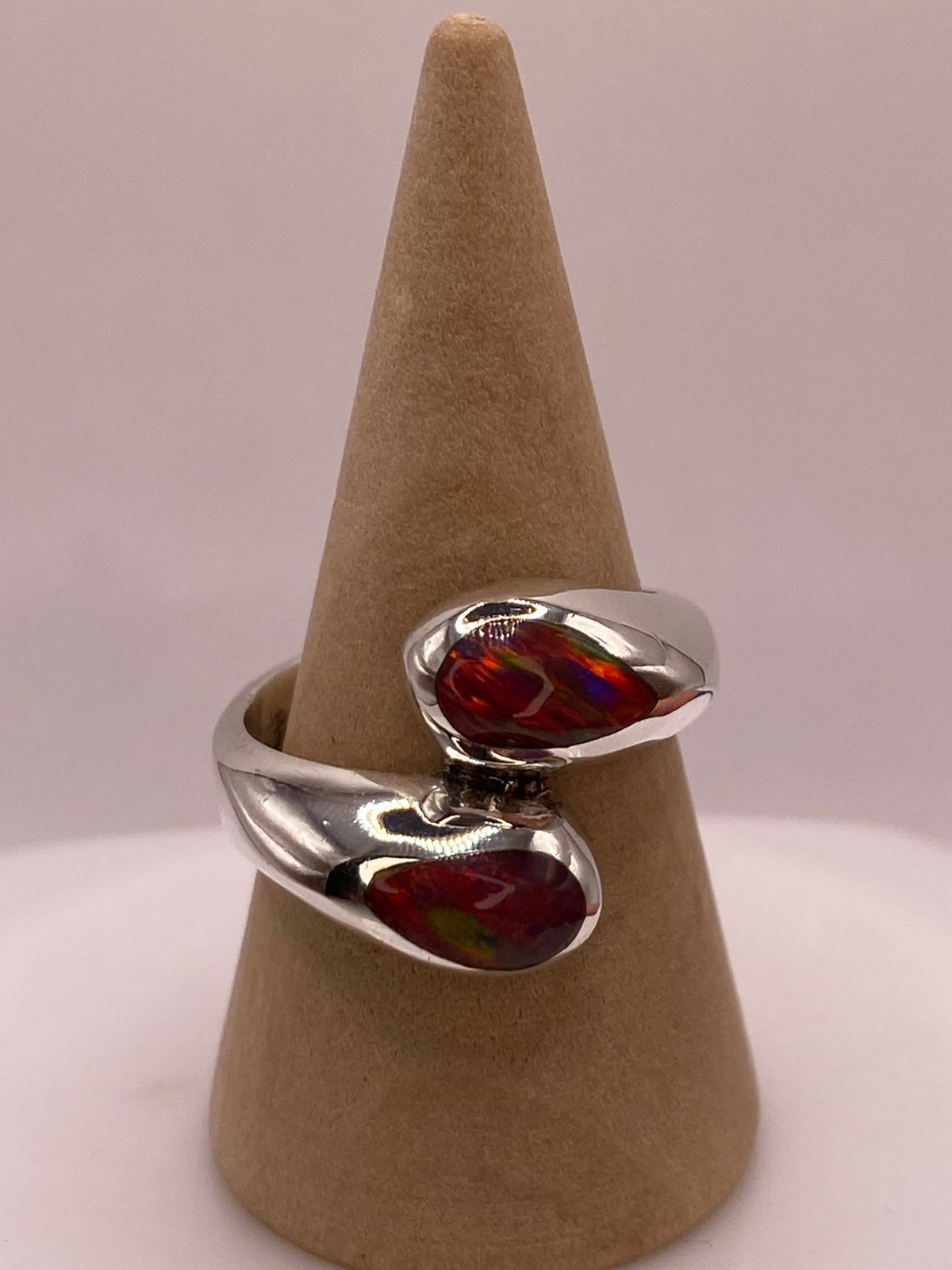 Anillo Envolvente con Ópalo de Fuego Multicolor en Plata .950, vista de detalle
