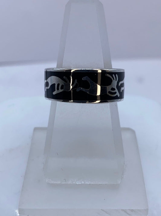Anillo Escena Ancestral de Plata .925 con Obsidiana Negra — ángulo diagonal
