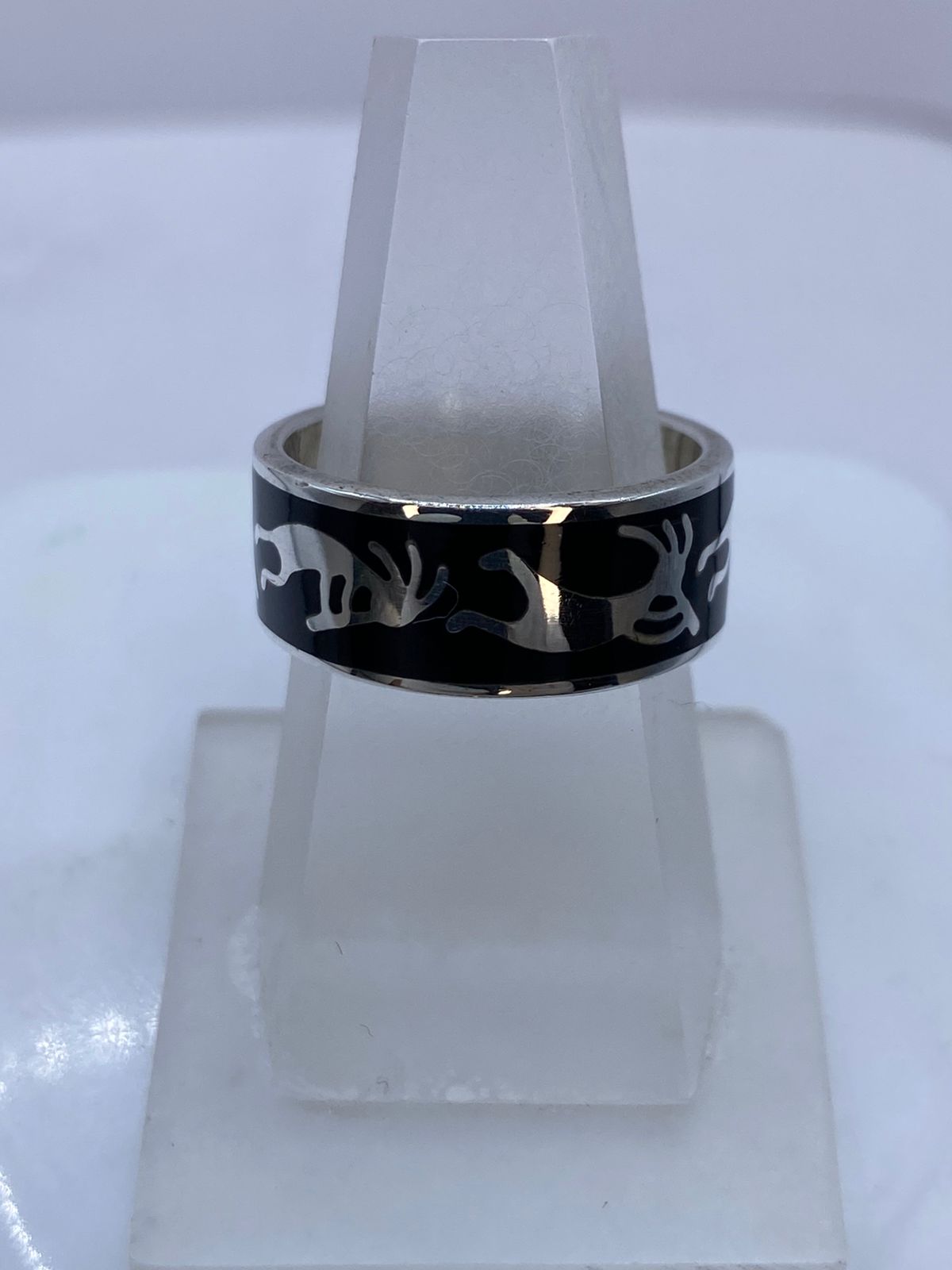 Anillo Escena Ancestral de Plata .925 con Obsidiana Negra, vista frontal