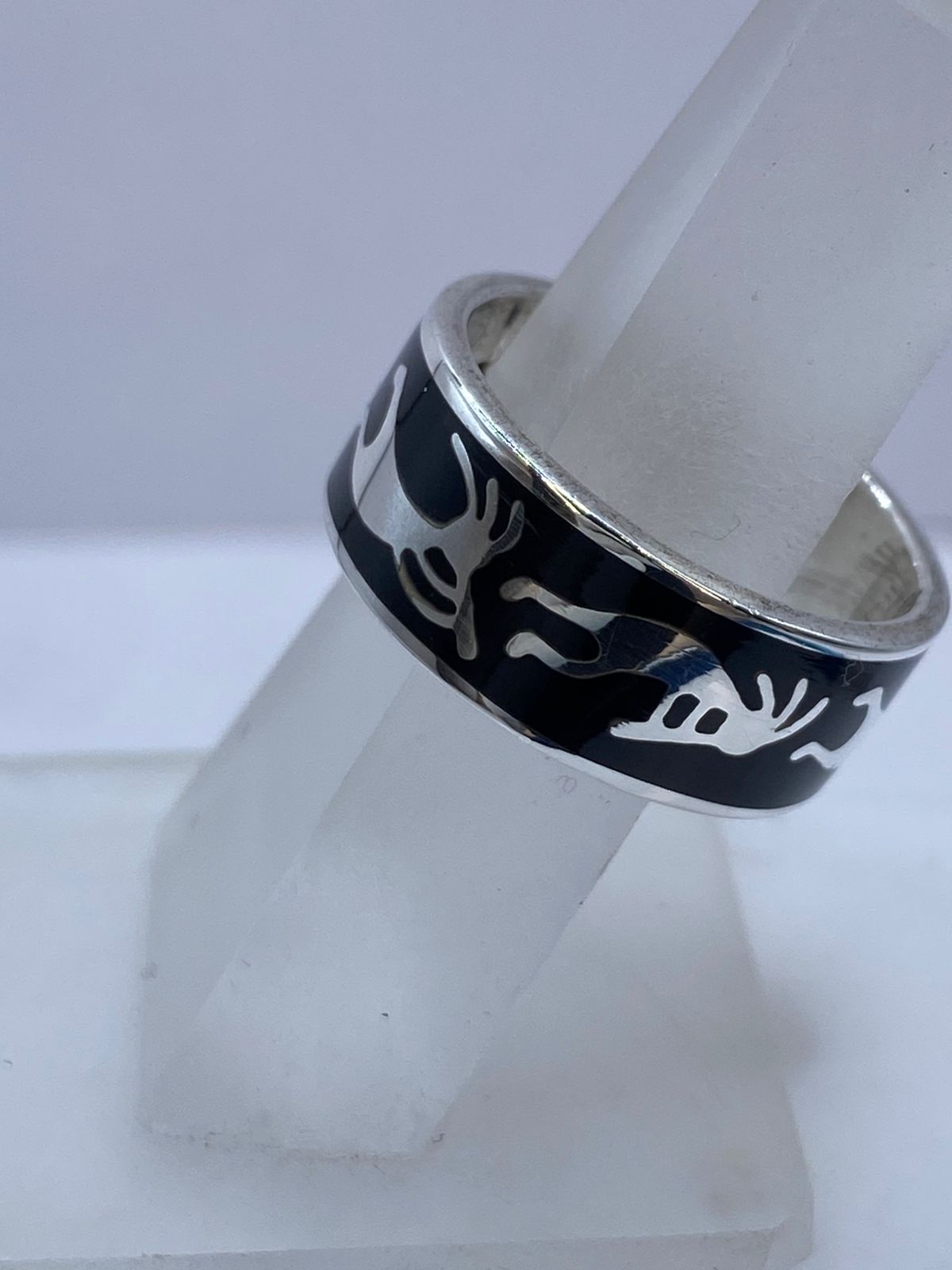Anillo Escena Ancestral de Plata .925 con Obsidiana Negra, vista de detalle