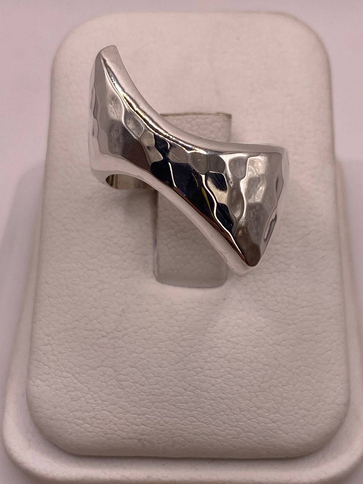 Anillo Escultural Martillado en Plata .925, vista de detalle