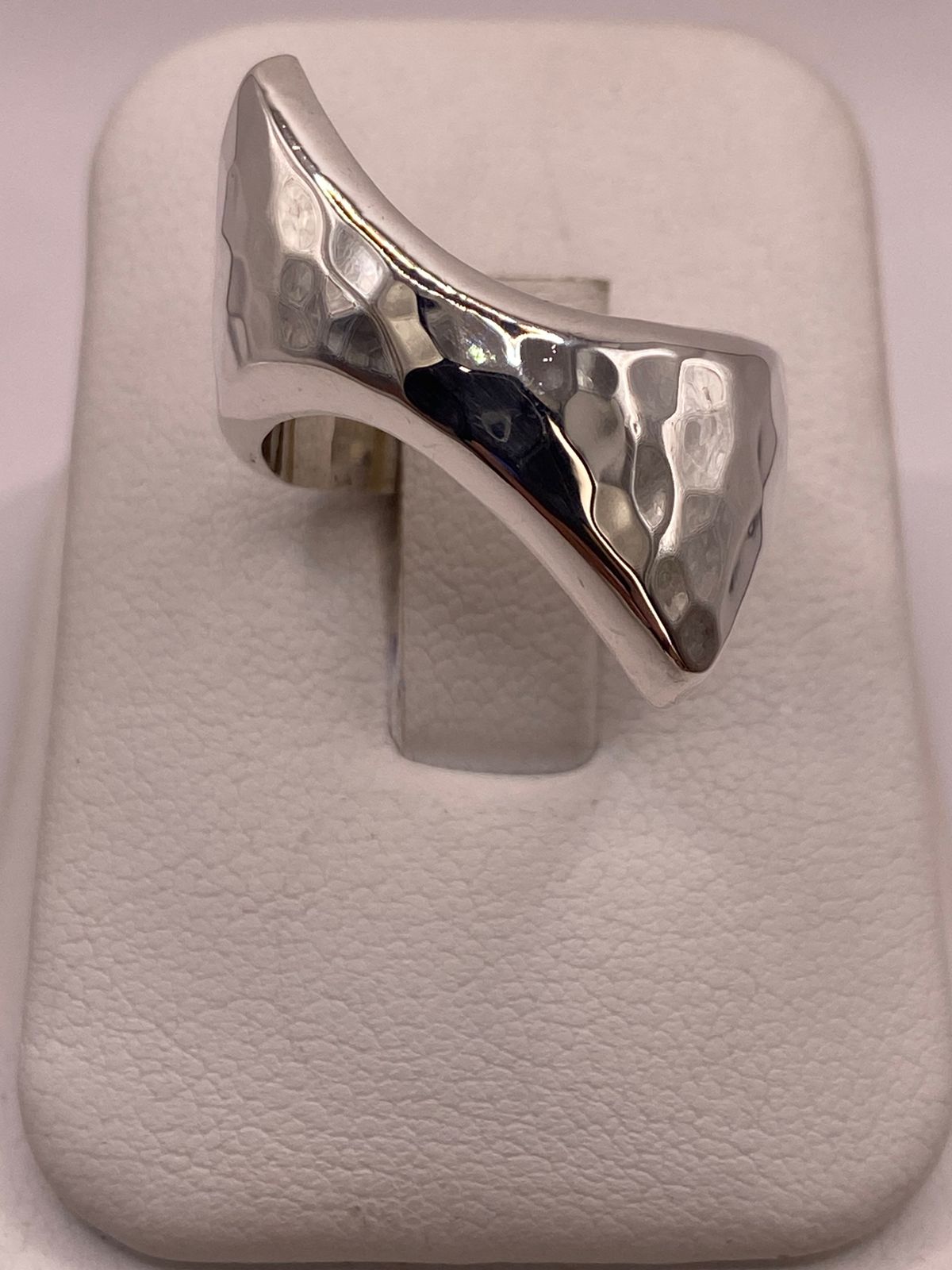 Anillo Escultural Martillado en Plata .925 — ángulo diagonal
