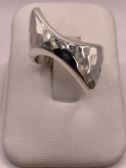 Anillo Escultural Martillado en Plata .925 — ángulo diagonal