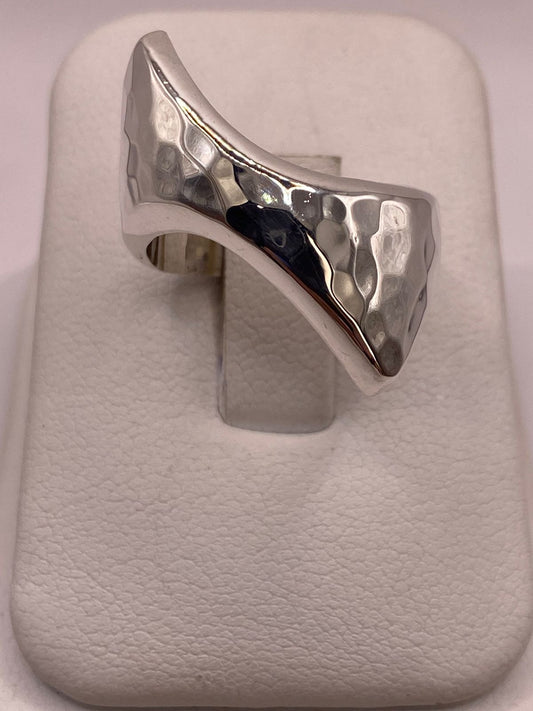Anillo Escultural Martillado en Plata .925 — ángulo diagonal