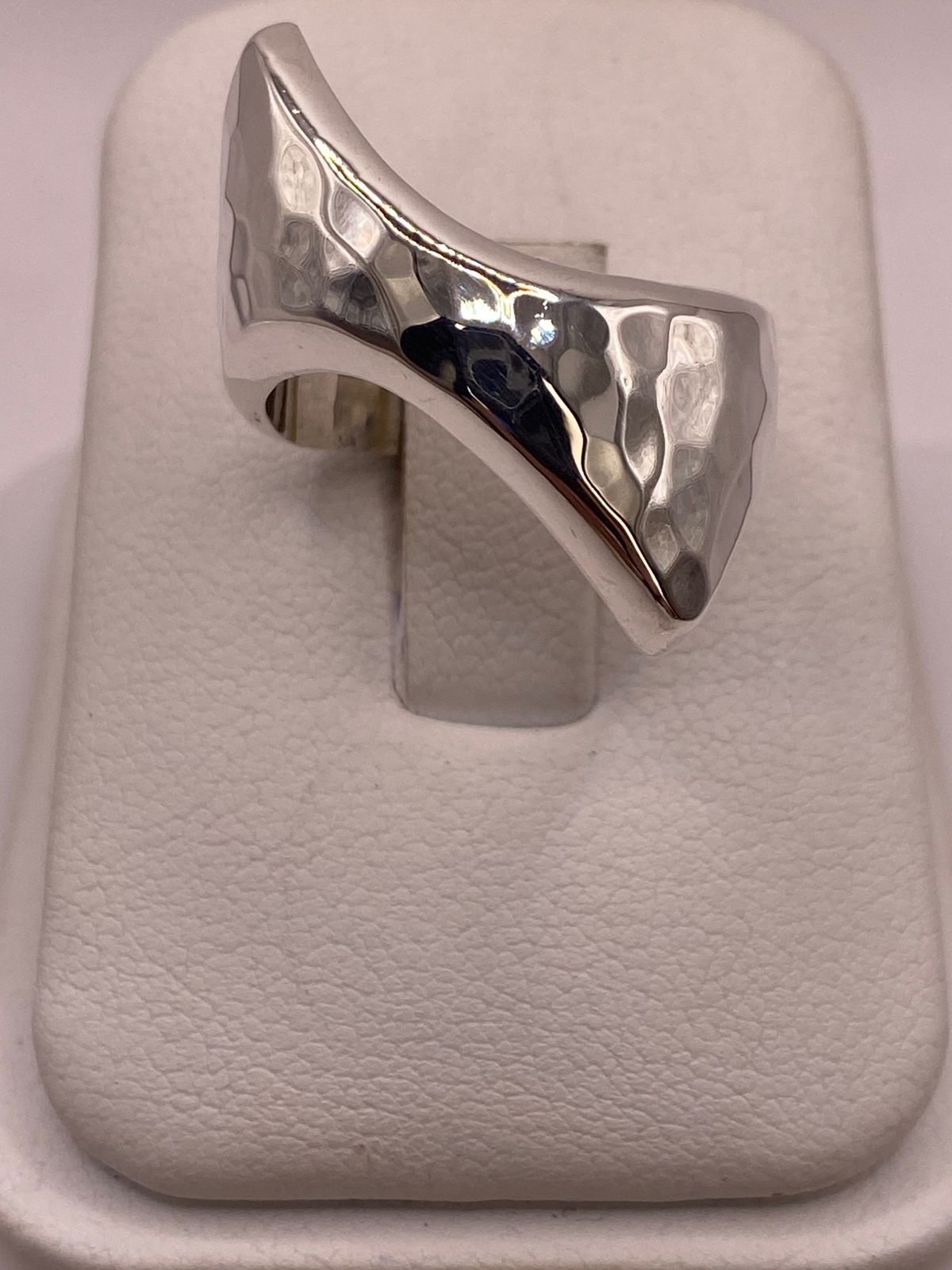 Anillo Escultural Martillado en Plata .925, vista frontal