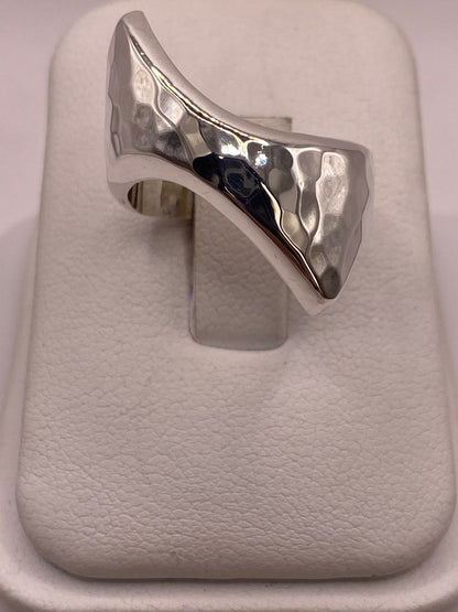 Anillo Escultural Martillado en Plata .925, vista frontal