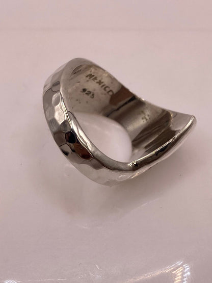 Anillo Escultural Martillado en Plata .925, sello de autenticidad Plata Ley .925
