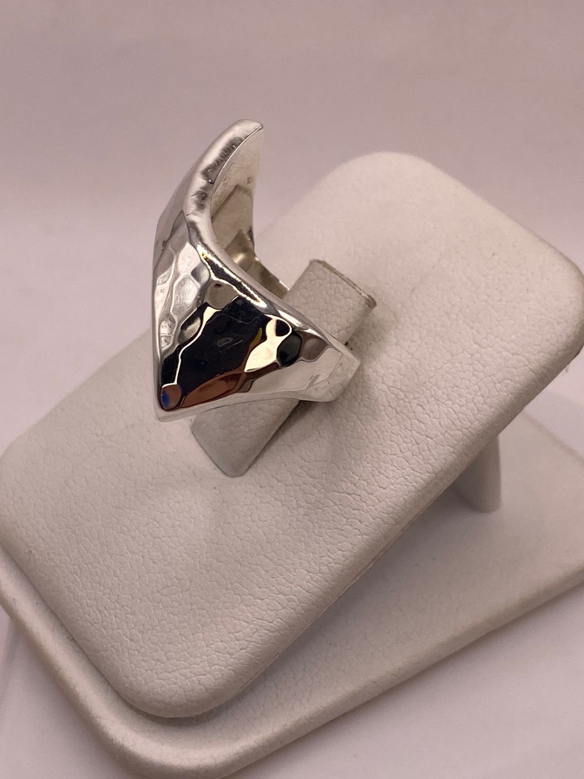 Anillo Escultural Martillado en Plata .925, vista lateral