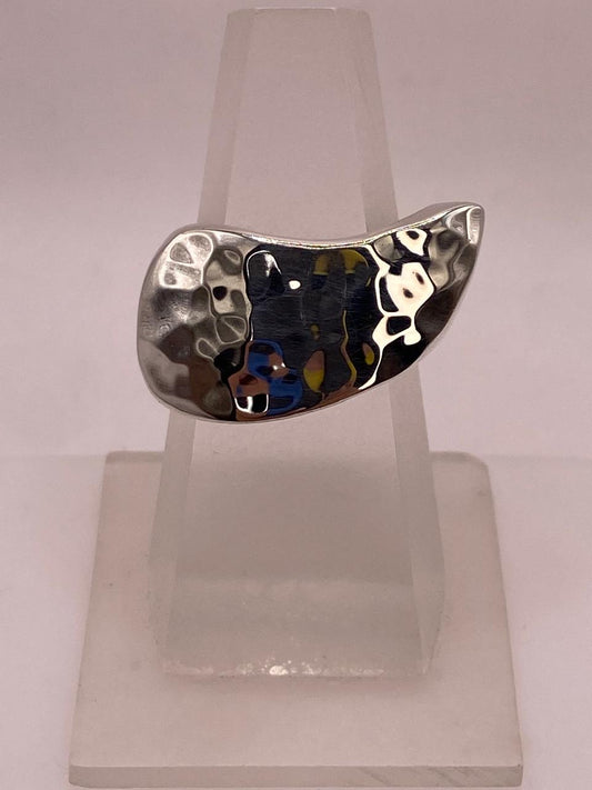 Anillo Escultural Martillado en Plata .925 en báscula mostrando peso