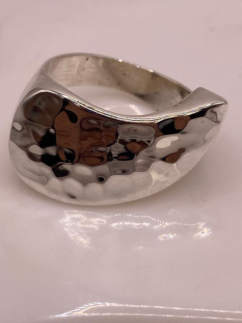 Anillo Escultural Martillado en Plata .925, vista superior