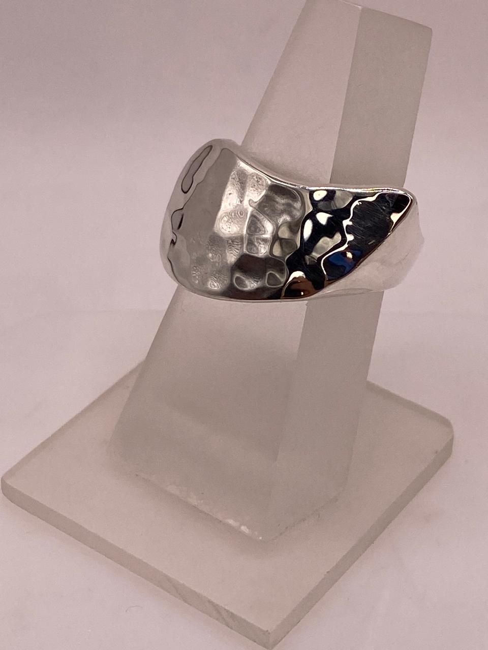 Anillo Escultural Martillado en Plata .925, vista frontal