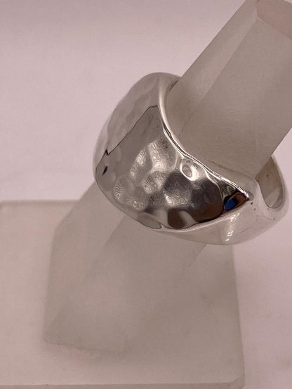 Anillo Escultural Martillado en Plata .925, vista lateral