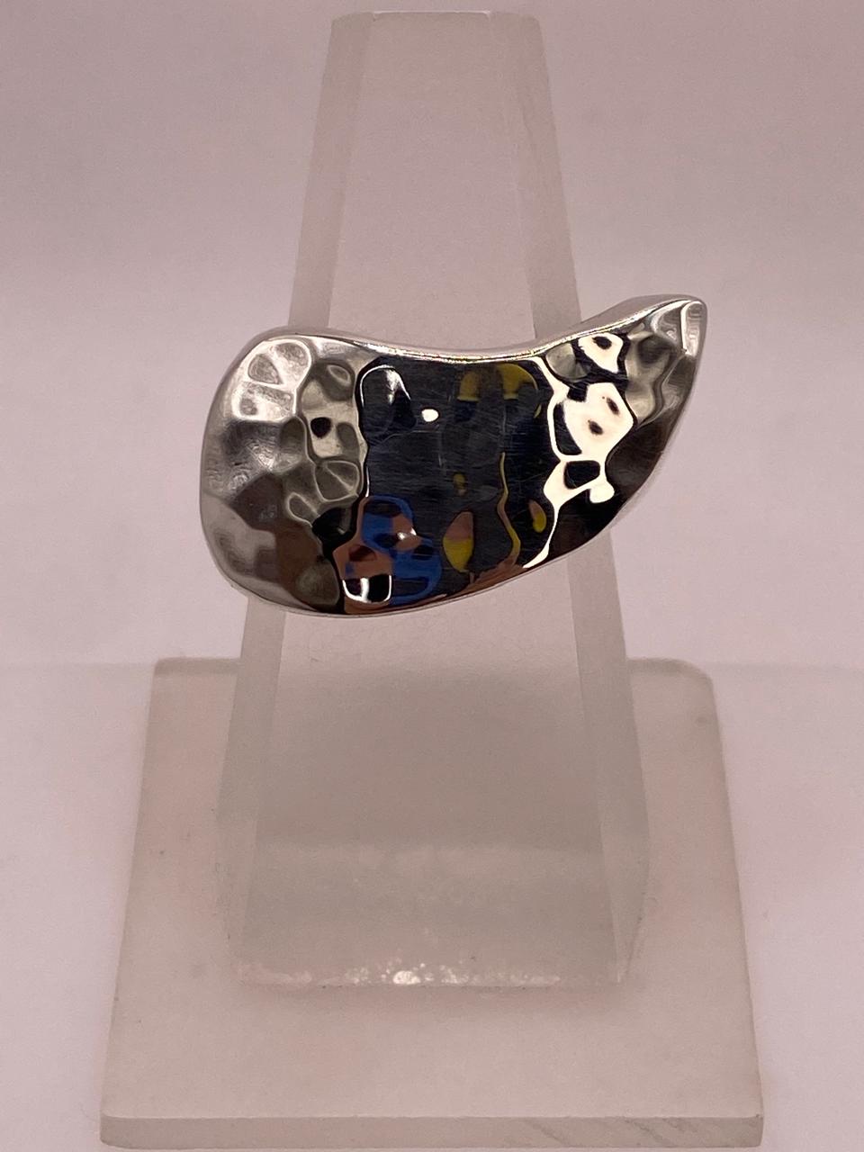 Anillo Escultural Martillado en Plata .925 en báscula mostrando peso