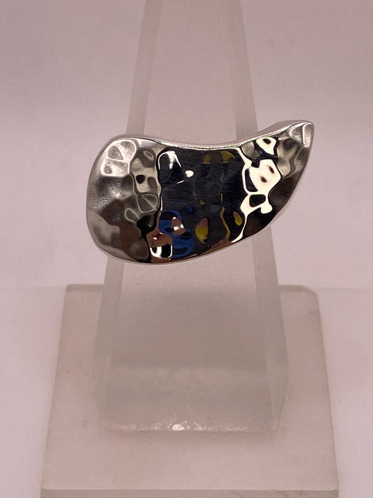 Anillo Escultural Martillado en Plata .925 en báscula mostrando peso