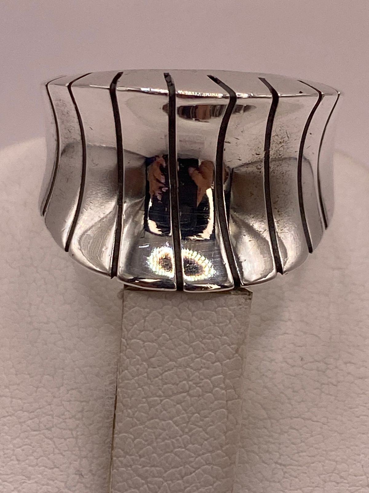 Anillo Escultural Ondulado en Plata .925, vista de detalle
