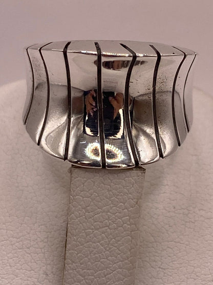 Anillo Escultural Ondulado en Plata .925, vista de detalle
