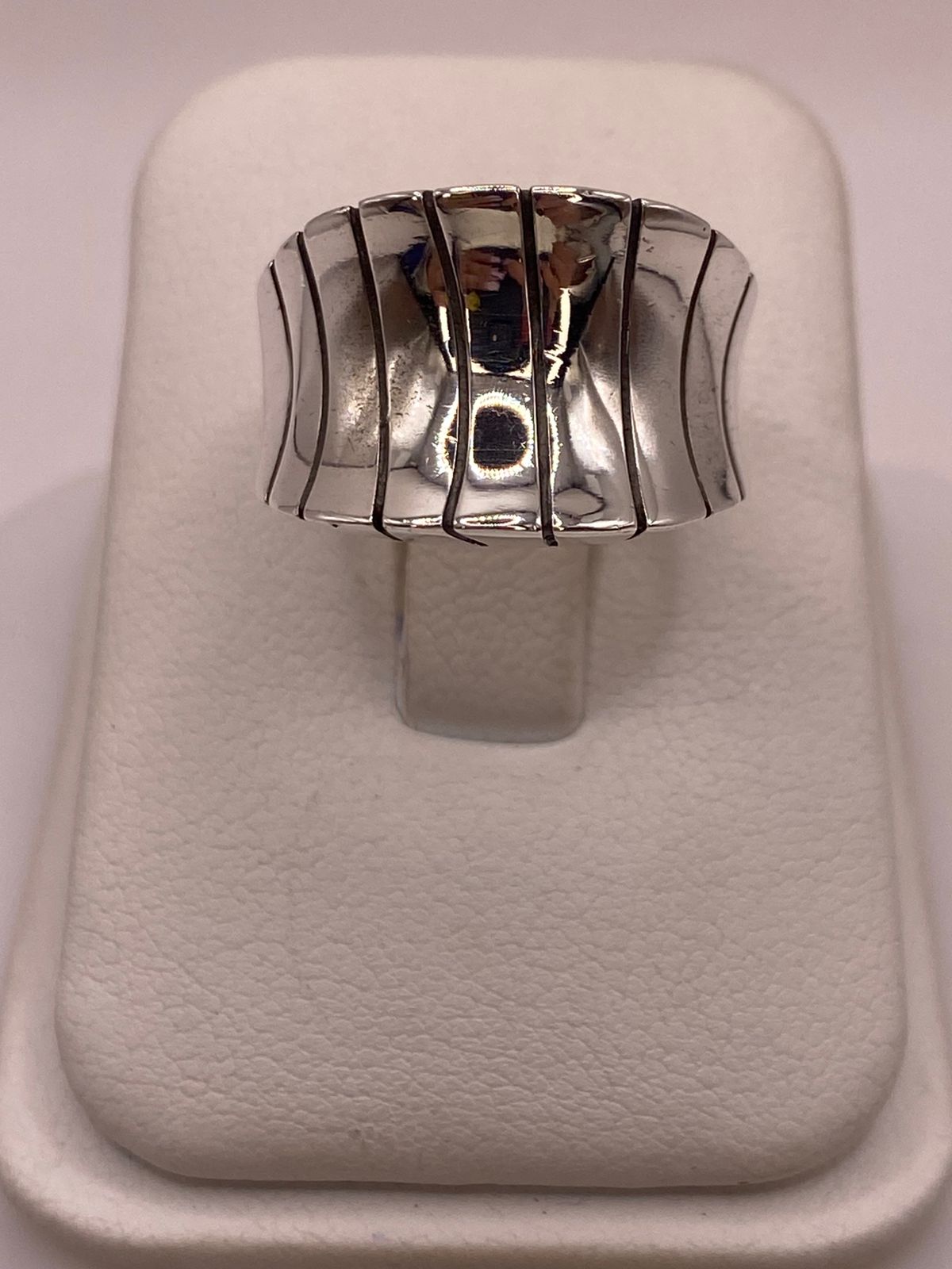 Anillo Escultural Ondulado en Plata .925 en báscula mostrando peso