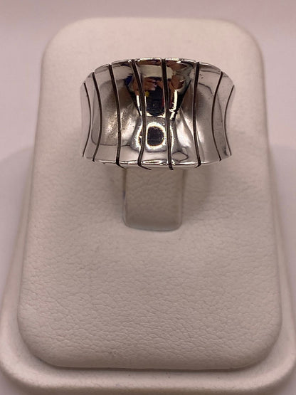 Anillo Escultural Ondulado en Plata .925 en báscula mostrando peso