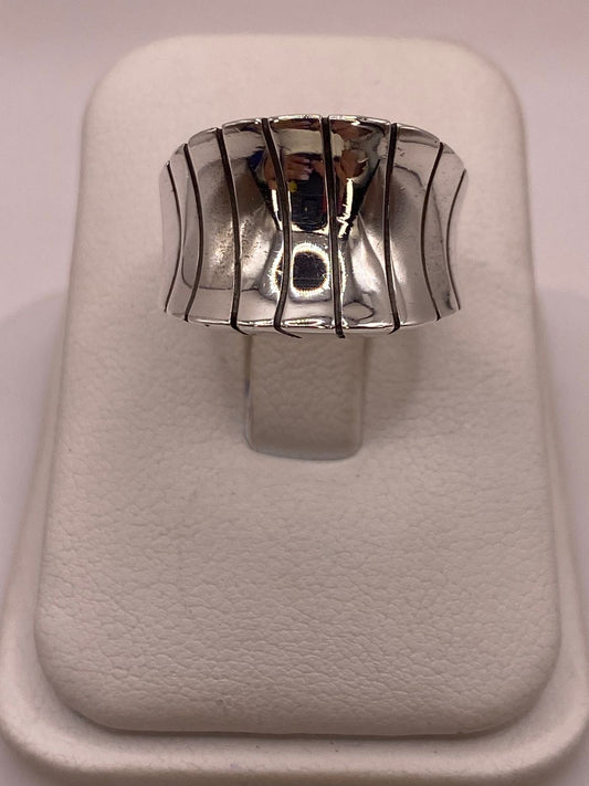 Anillo Escultural Ondulado en Plata .925 en báscula mostrando peso