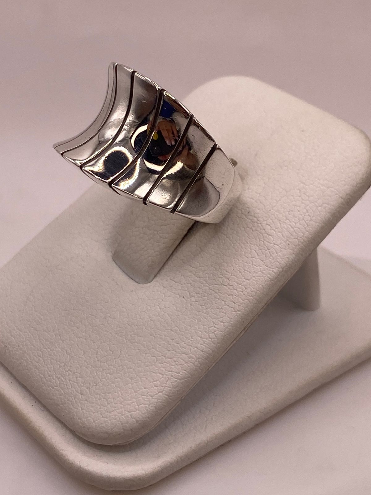 Anillo Escultural Ondulado en Plata .925, vista frontal