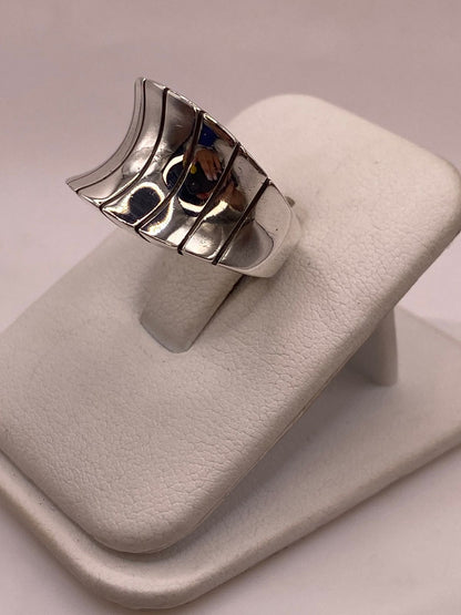 Anillo Escultural Ondulado en Plata .925, vista frontal