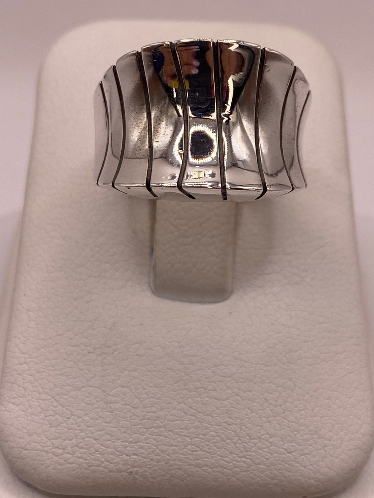 Anillo Escultural Ondulado en Plata .925, vista lateral