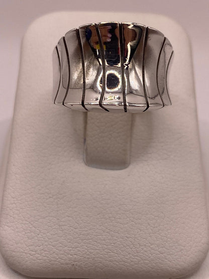 Anillo Escultural Ondulado en Plata .925, vista lateral
