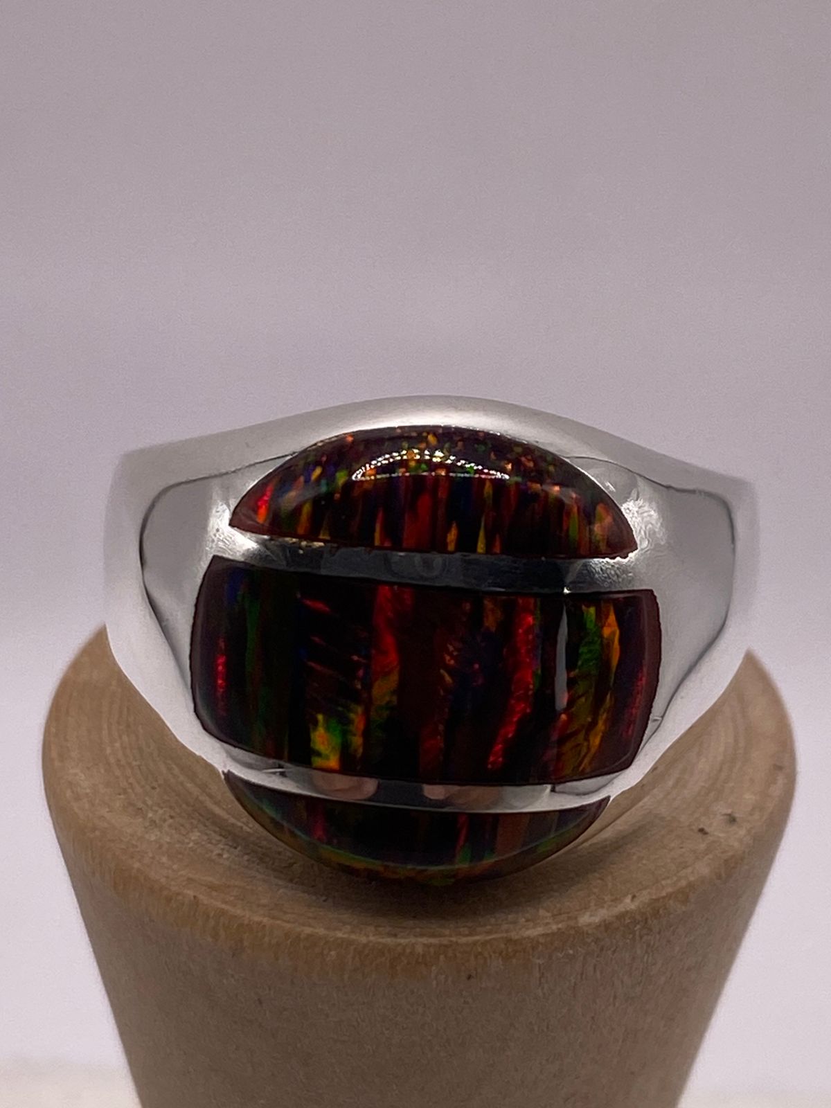 Anillo Escultural con Ópalo de Fuego Multicolor en Plata .950, vista de detalle