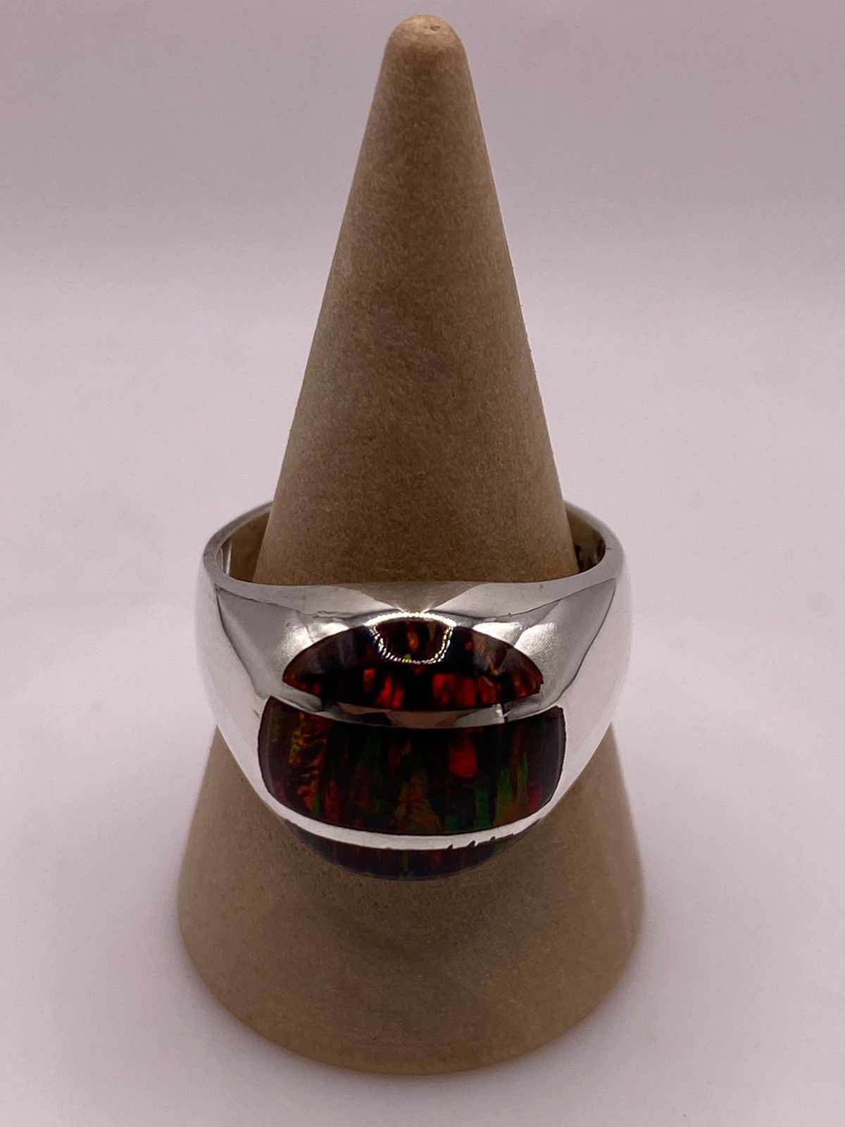 Anillo Escultural con Ópalo de Fuego Multicolor en Plata .950 — ángulo diagonal