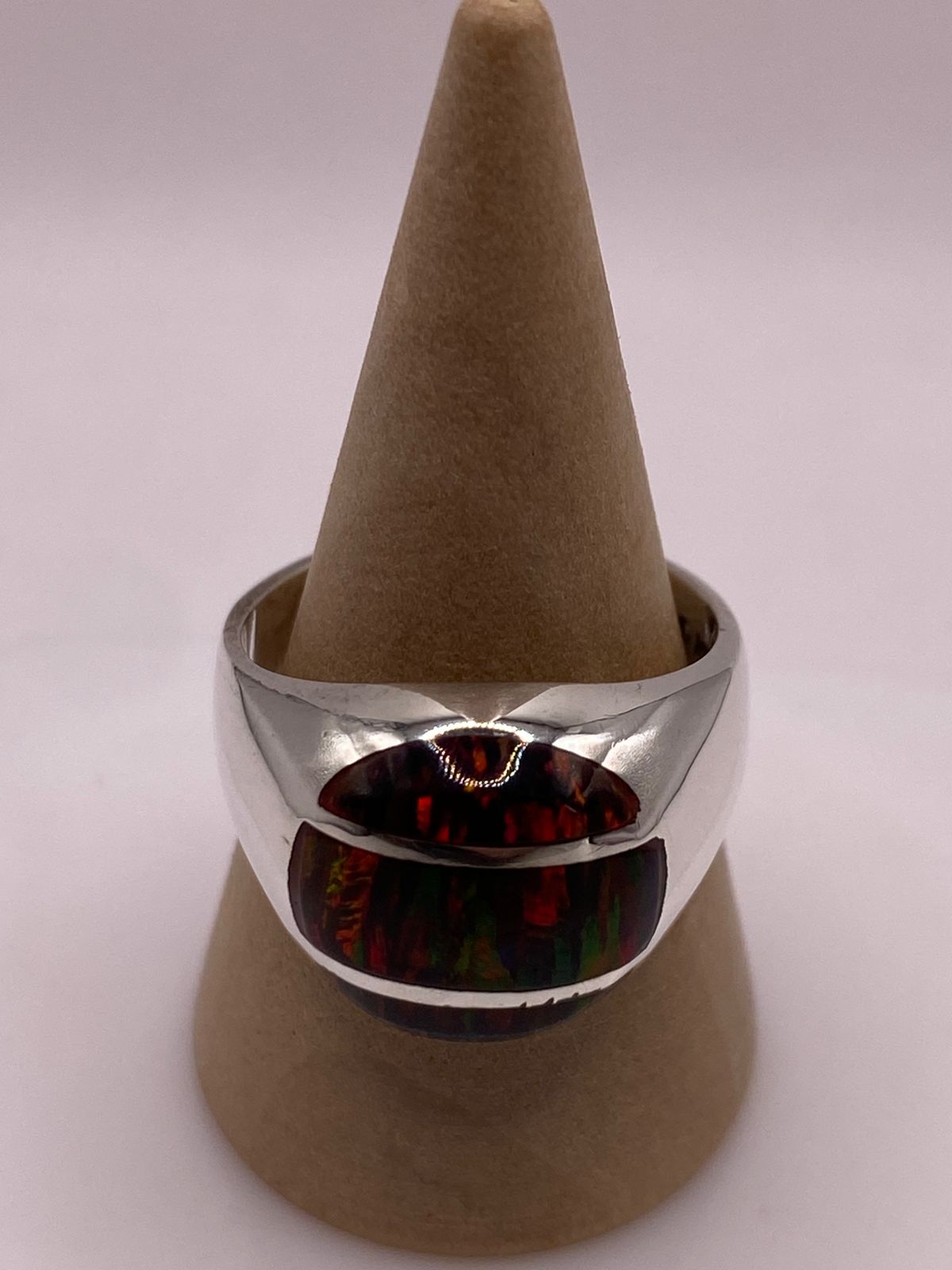 Anillo Escultural con Ópalo de Fuego Multicolor en Plata .950, vista lateral