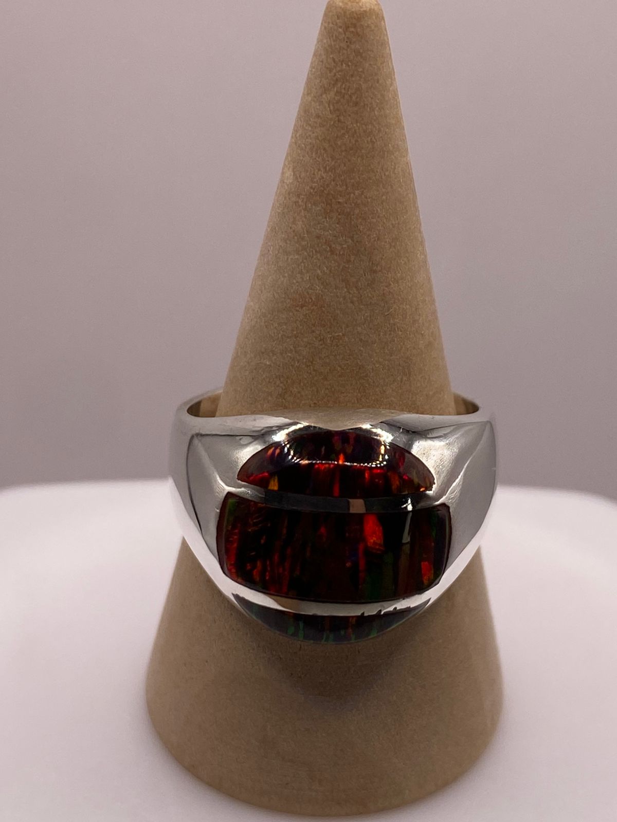 Anillo Escultural con Ópalo de Fuego Multicolor en Plata .950, vista frontal