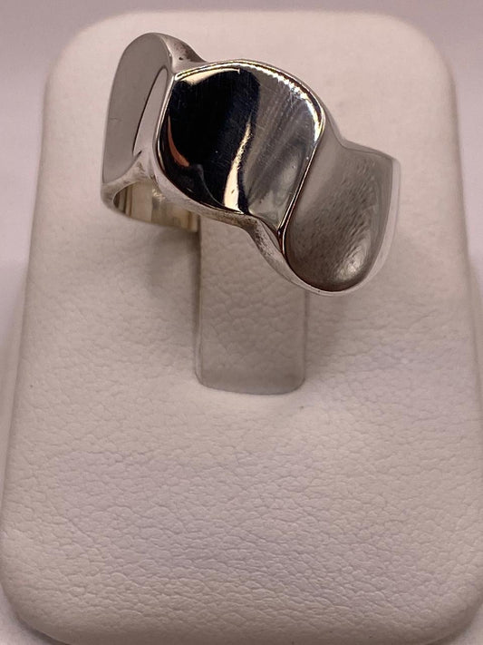 Anillo Escultural Orgánico en Plata .925 en báscula mostrando peso