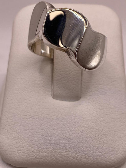 Anillo Escultural Orgánico en Plata .925, vista de detalle