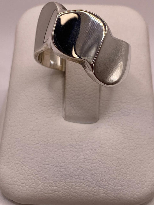 Anillo Escultural Orgánico en Plata .925 en báscula mostrando peso