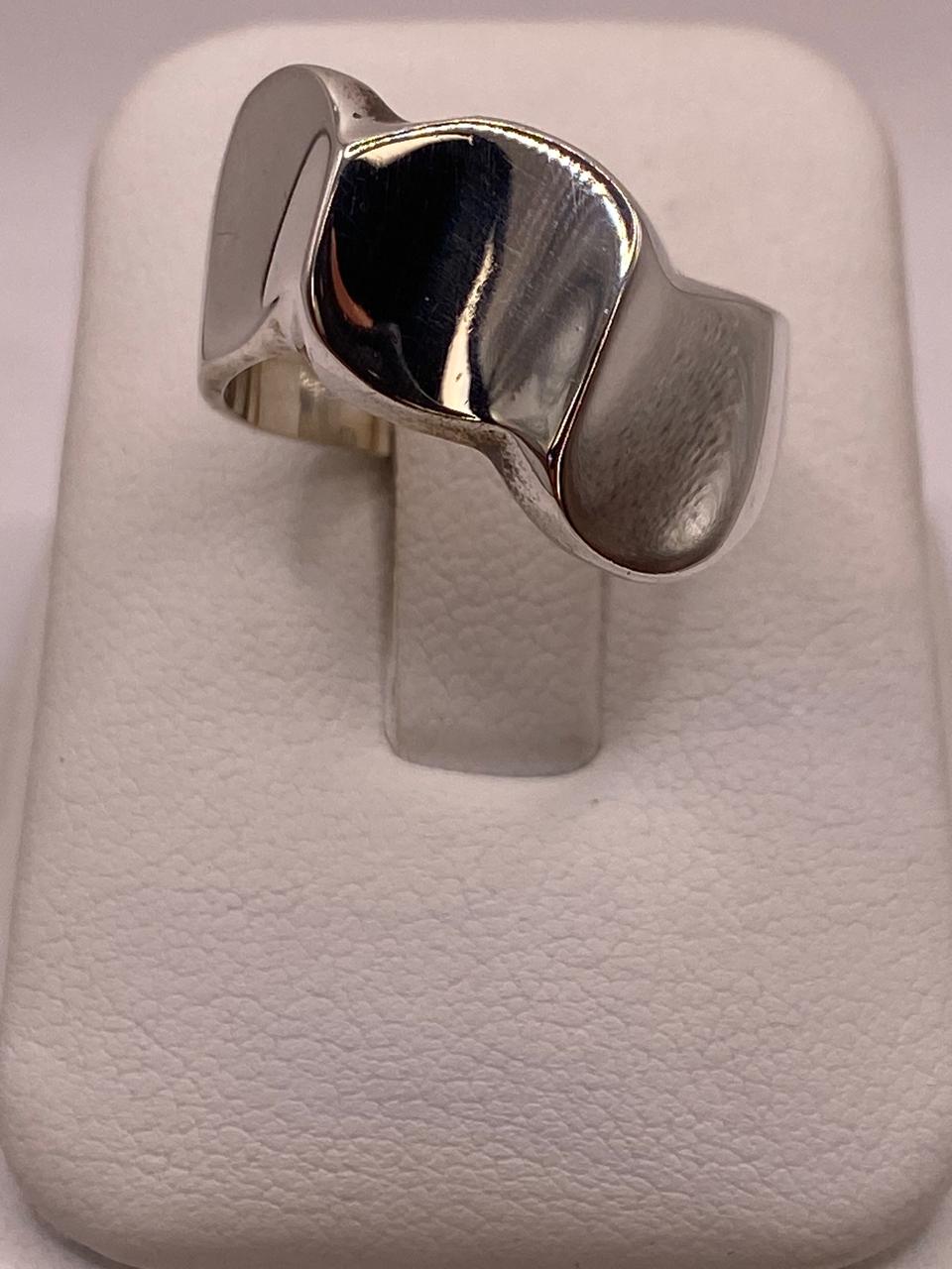 Anillo Escultural Orgánico en Plata .925, vista de detalle