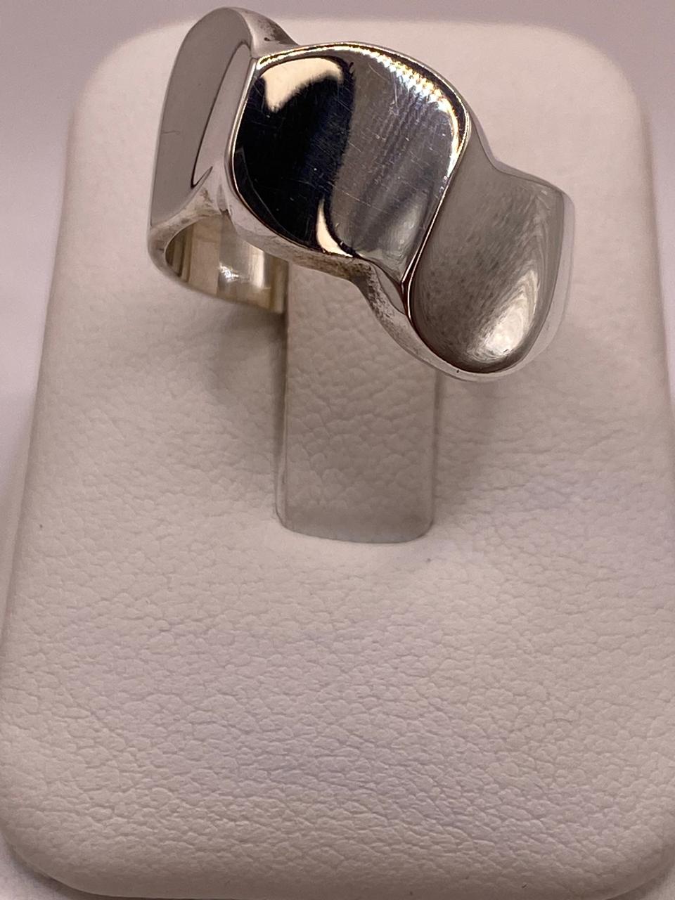 Anillo Escultural Orgánico en Plata .925 en báscula mostrando peso