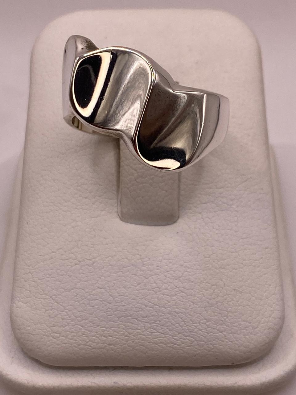 Anillo Escultural Orgánico en Plata .925, vista frontal