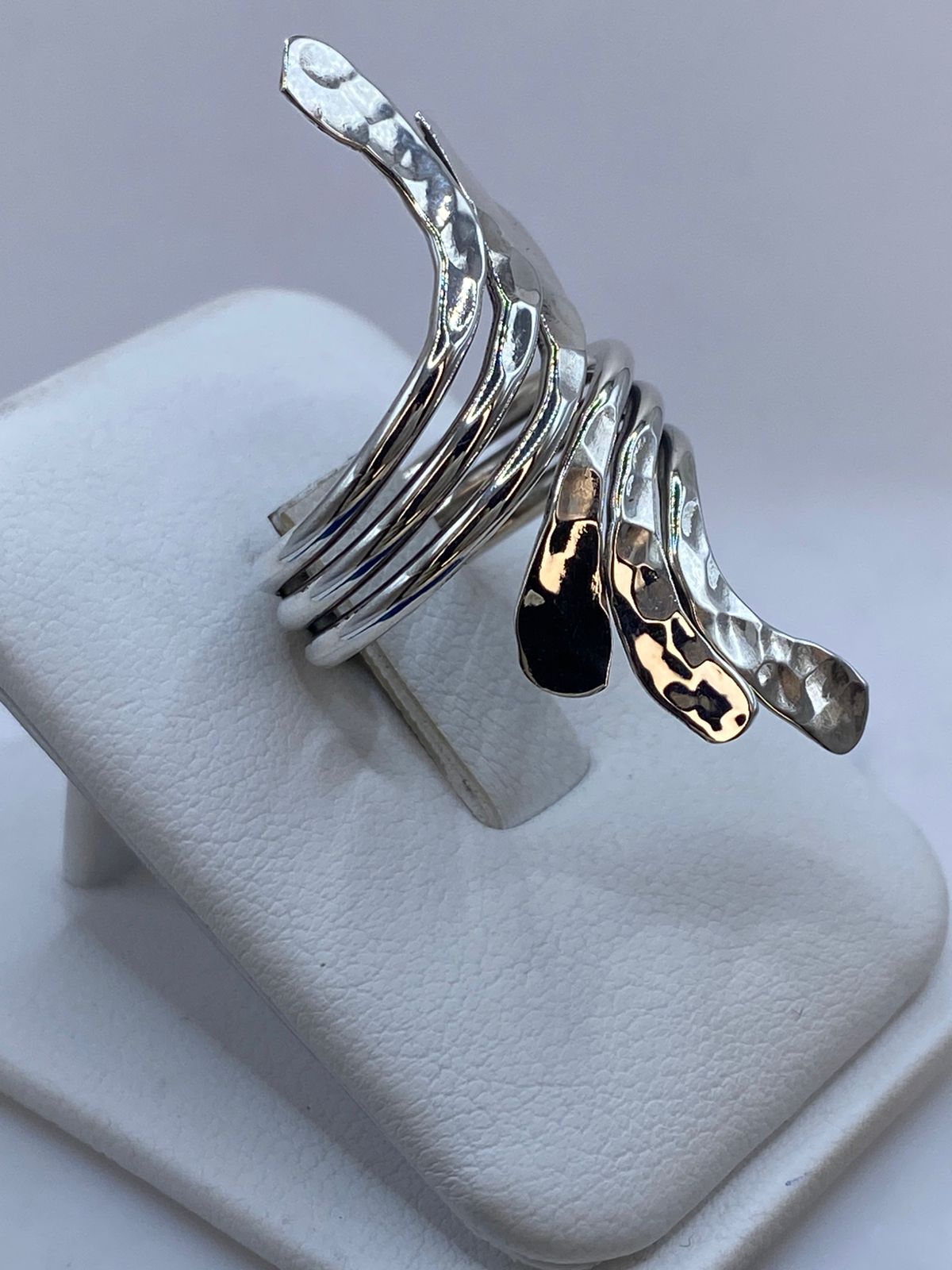Anillo Escultural Orgánico Texturizado en Plata .925, vista de detalle