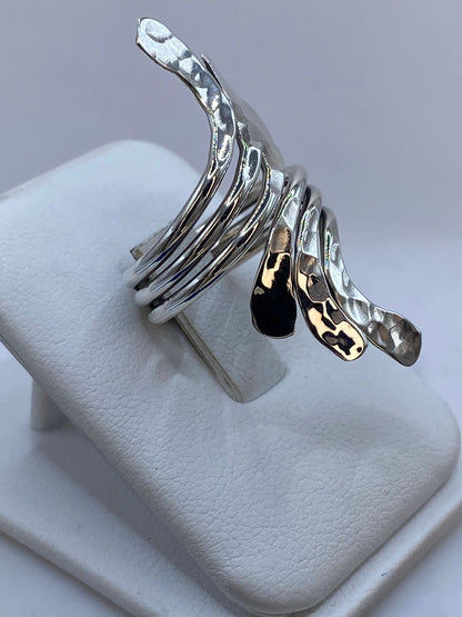Anillo Escultural Orgánico Texturizado en Plata .925, vista de detalle