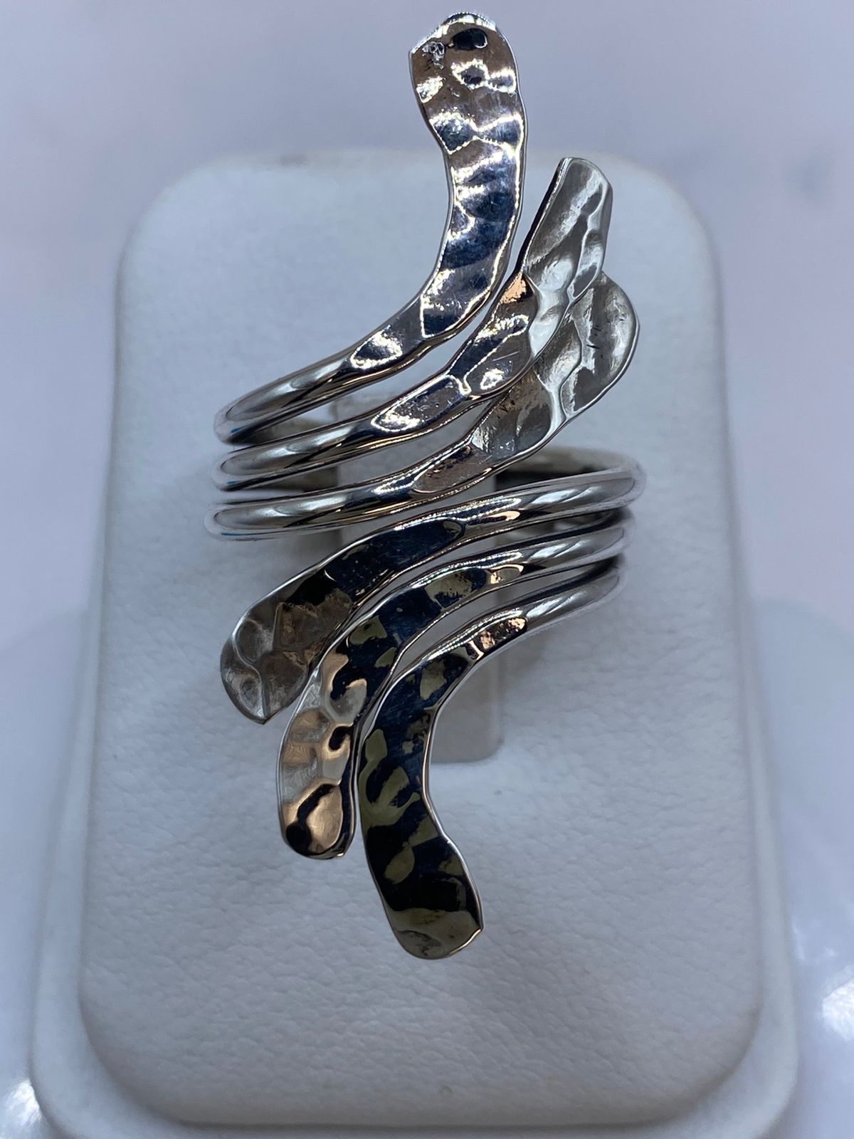 Anillo Escultural Orgánico Texturizado en Plata .925 — ángulo diagonal
